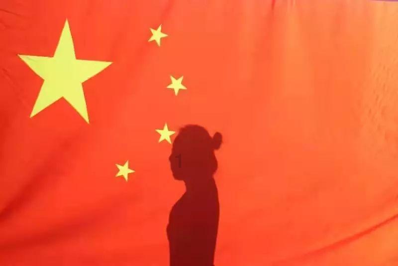 海报时评丨破立之间,引领科研创新新篇章
