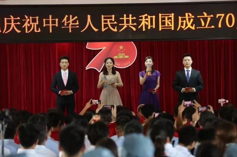 秦岚最新造型曝光,牛仔衬衫头烫卷毛超美!
