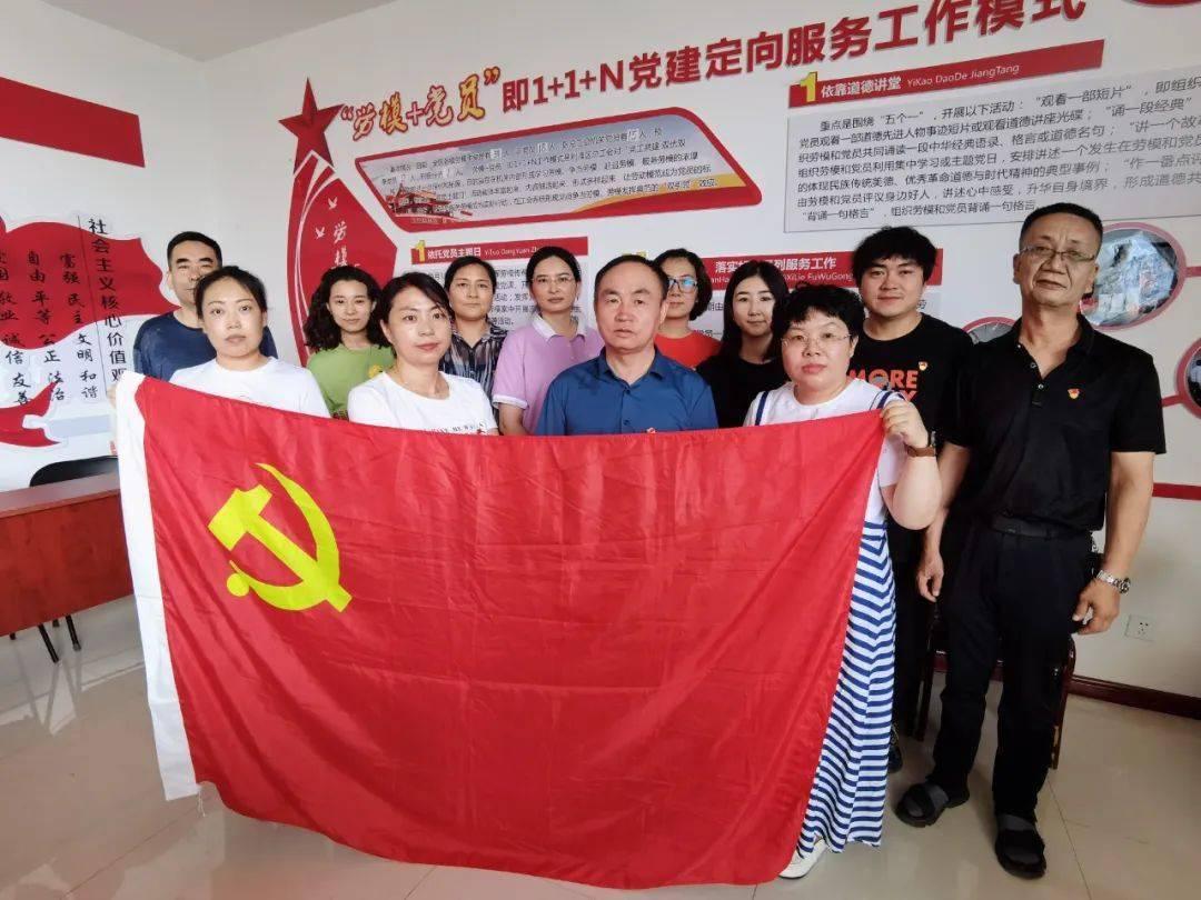 碰到一只流浪狗 看了它一眼之后 就像着了魔似的跟着我
