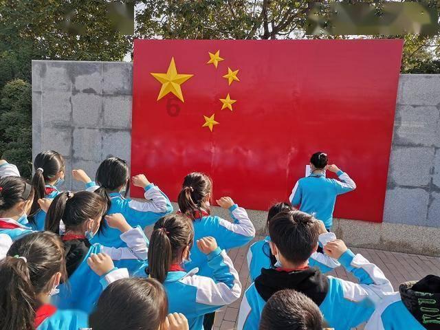习近平会见安提瓜和巴布达总理布朗