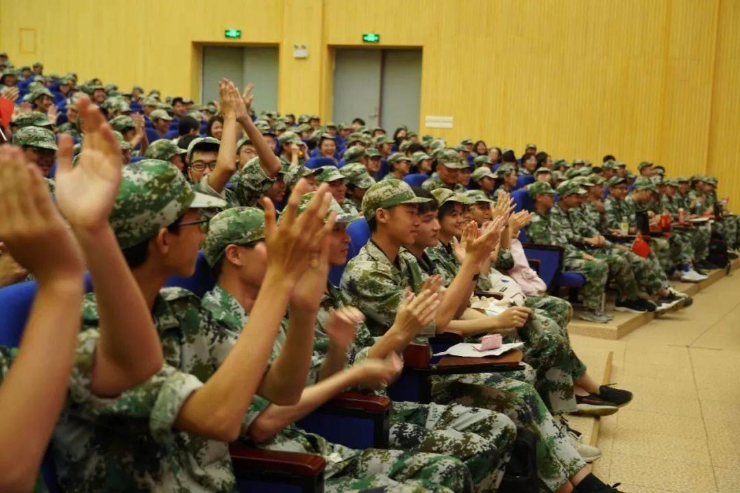广州知识城:十台制冷主机设备吊装及就位