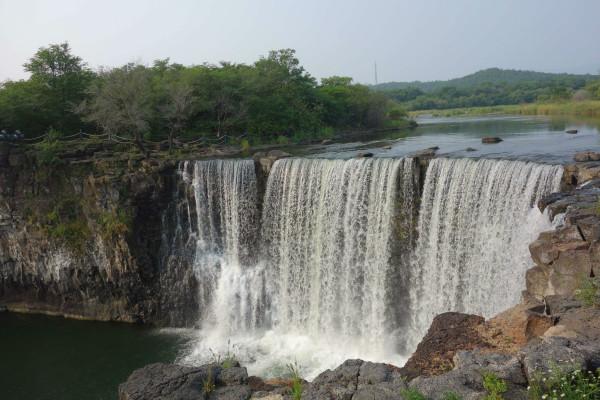 身边的安全,宁夏吴忠:三人游玩被困黄河浅滩,消防员紧急救援